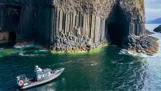 Descubra o Segredo da Gruta de Fingal na Escócia!