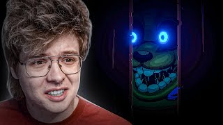 Шарф играет в Five Nights at Freddy's: Into the Pit