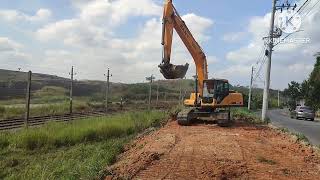 Acertando uma base com a escavadeira Sany