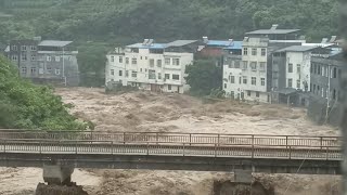 4/7/2023 multiple river overflow in Chongqing! Building damaged due massive flooding