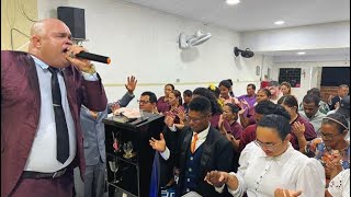 Pastor Robson Silva ministrando na cidade de própria/SE em grande culto tudo é possível ao que crê