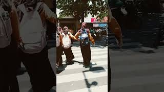 Stop!! Anak sekolah nyebrang jalan