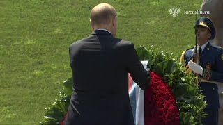 Владимир Путин возложил венок к могиле Гейдара Алиева