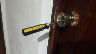 Como abrir una puerta con un desatascador