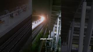 Detik-detik kereta api melintas di stasiun malam hari #keretaapi #kai