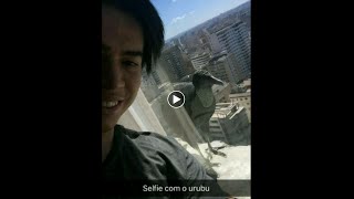 Whindersson Tirando selfie com um urubu