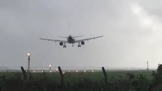 Avião faz pouso assustador em meio ao furacão Ophelia em Dublin - Vídeo!