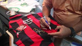 Zico autografa camisa para erica nunes