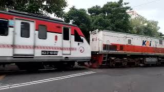 Lok CC 203 menarik railbus Batara Kresna