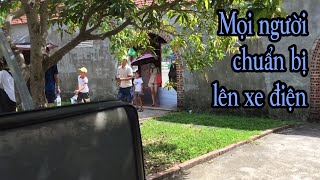 Mọi người di chuyển lên xe điện