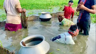 বিলে বানা বের বড় বড় গলদা শিং মাছ পরছে ধরতে গিয়ে গালা খেয়ে নাজেহাল অবস্থা।অনেক সুন্দর মাছ ধরার ভিডিও।