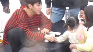 [FANCAM] Yunho interacting with fan's baby