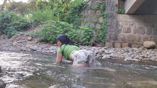 Una bañadita d3bajo d3l puente está muy fría el agua