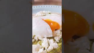 Huevo pochado fácil y rápido! 🥚*Tip: agrega poquito aceite a la cuchara antes de agregar el huevo