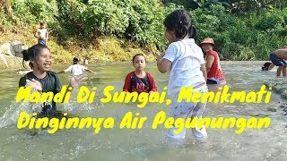 Mandi Di Sungai, Menikmati Dinginnya Air Pegunungan