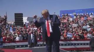 Kampanye Trump joget dg lagu YMCA,  diupload untuk kenang kenangan