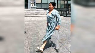 Tall Hip Amputee Lady Visiting the City | Walking with Forearm Crutches | Amputados