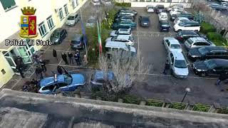 Castellammare di Stabia, gambizzato tra la folla della movida: polizia arresta 8 persone