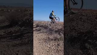 Subir y bajar ondulaciones del terreno en ciclismo de montaña