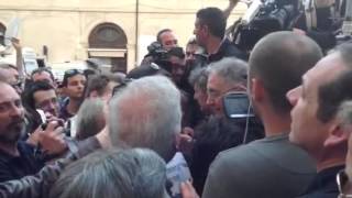 Buttiglione contestato davanti a Montecitorio