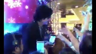 PIOLO PASCUAL CROWDED BY FANS DURING HIS MALL SHOW