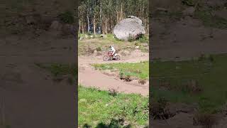 Aprender andar em pista de Motocross  Vejam até o final   aquele final de show. Enduro VS Motocross