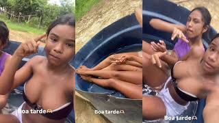 Nayara se refrescando na caixa d'água