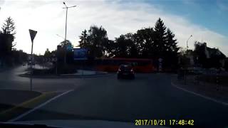 Автобус 107 не спира на СТОП и отнема предимство