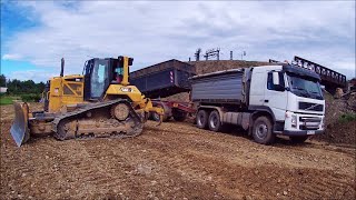 Navážení zeminy - VOLVO FH/FM & CAT D6N