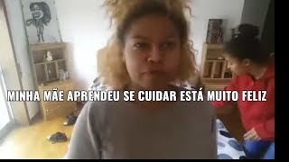 A minha mãe Está aprendendo a ser vaidosa