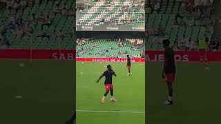 Daniel Sosah y otros suplentes calientan en la previa del partido Betis-Kryvbas. 29-08-24