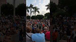 PERSONAS BAILANDO EN EL PARQUE KENNEDY MIRAFLORES --- LIMA PERU 2023