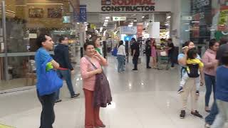 El baile del muñeco( no sé qué era) en uno de los tantos malls, celebraciones por la Navidad.