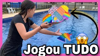 DESAFIO DA PISCINA 🫣 joguei todos os pop It na piscina 😱