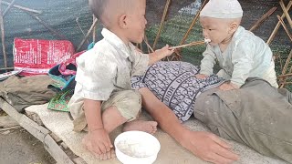 My 2-year-old son collects snails, exchanges rice, and cooks for his younger siblings#youtube