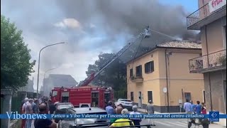 Panico a Vibo Valentia per l'incendio di una palazzina nel centro cittadino