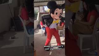 Mickey invade festa e faz dança maluca *Será que ele sentiu calor? #mickeymouse #disney #shorts #fun