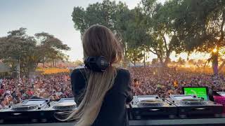 Nora en Pure playing Jordan Arts & Crimsen- I Still Think Of You at Daytrip Festival, LA.