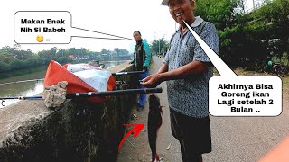 Sumringah ..!! Bapak ini Setiap Hari Mancing Tapi Tidak Pernah Dapat ikan Kita Kasih Dia Biar Senang