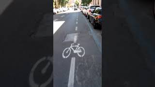 Viaggiando in bicicletta a Bologna tenendo la destra