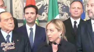 "Lo Sguardo di Salvini e Berlusconi: Cosa succede mentre Giorgia Parla? 👀" #viral