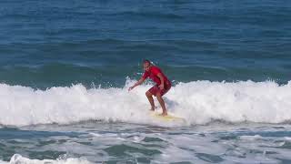 Douglas na Praia Grande em suas primeiras aulas de Surf