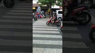 Stop.!! Anak sekolah nyebrang di zebra cross