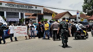 MASYARAKAT TERDAMPAK PROYEK BENDUNGAN BENER PURWOREJO LAKUKAN AKSI BLOKADE JALAN