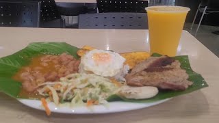 Mexicano prueba la Bandeja Paisa