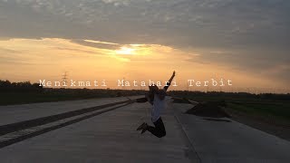 Aku ngidek'i Tol gaes //Menikmati matahari terbit🌞