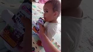 Ekspresi Lucu Bayi Minum Salah Pipet