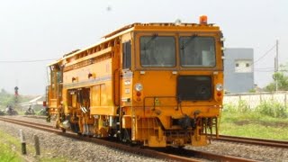 UNIK!! Jarang Terlihat Kereta Api MTT Plasser Theurer Melintas di Petak Rancaekek