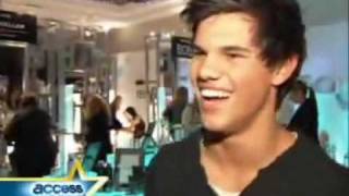 Taylor Lautner megmutatja izmait