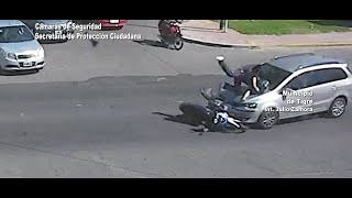 Las cámaras del COT registraron un accidente de tránsito entre un auto y una moto en Troncos del Tal